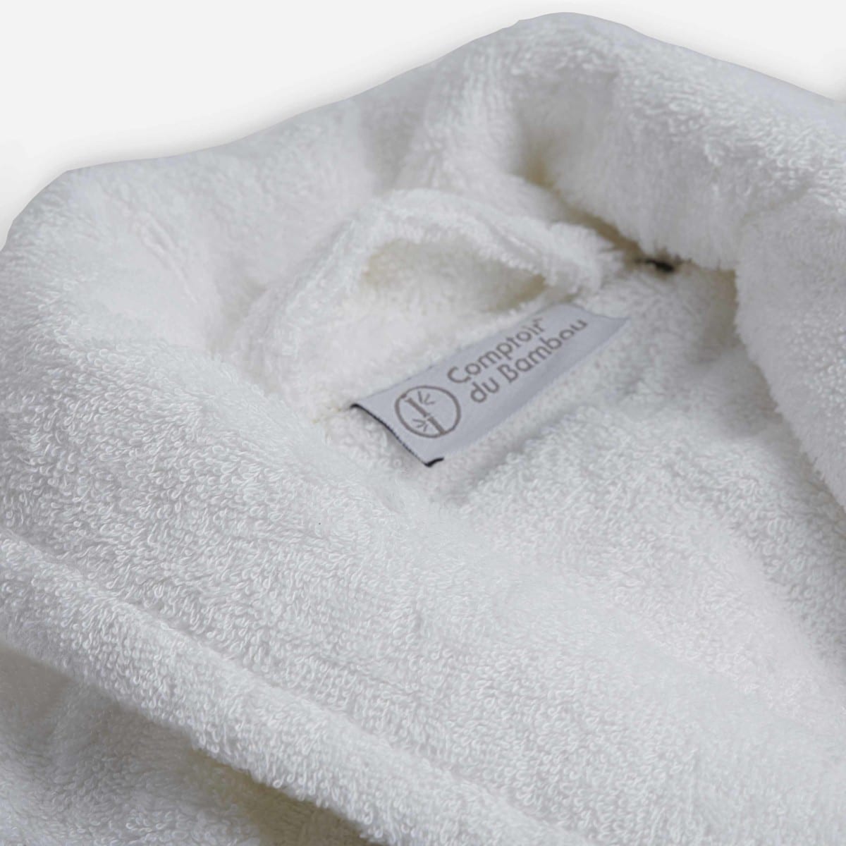 Détail col et étiquette peignoir Grand Hôtel blanc Comptoir du Bambou Détail col et étiquette peignoir éponge col châle couleur blanche collection grand hôtel en viscose de bambou