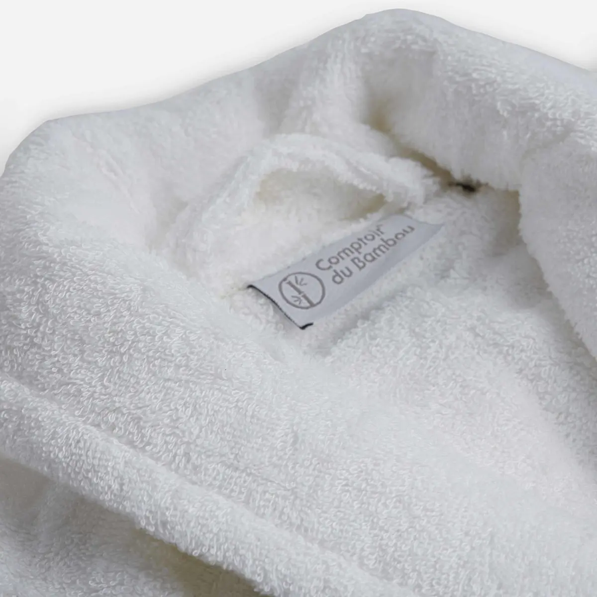 Détail col et étiquette peignoir éponge col châle couleur blanche collection grand hôtel en viscose de bambou