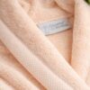 Détail du col texturé sur peignoir blanc