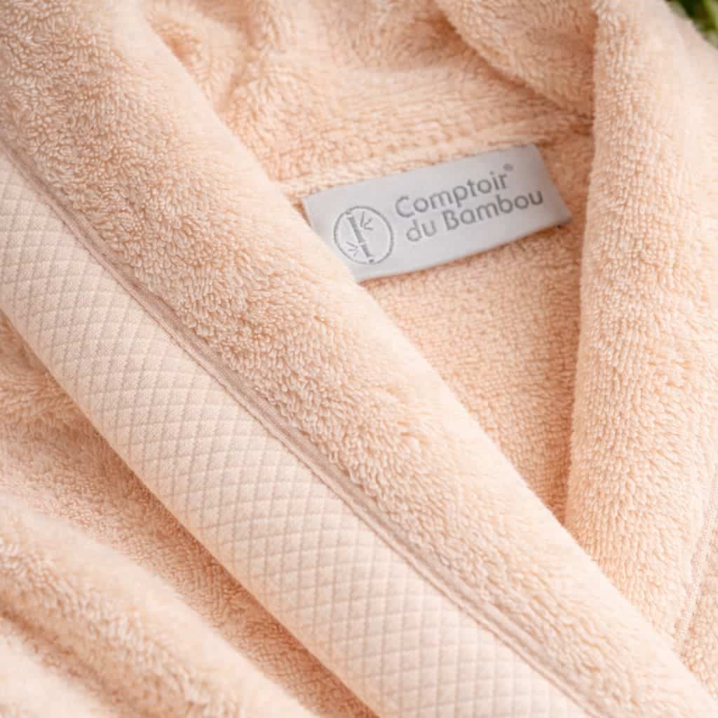 Détail du col texturé sur peignoir blanc