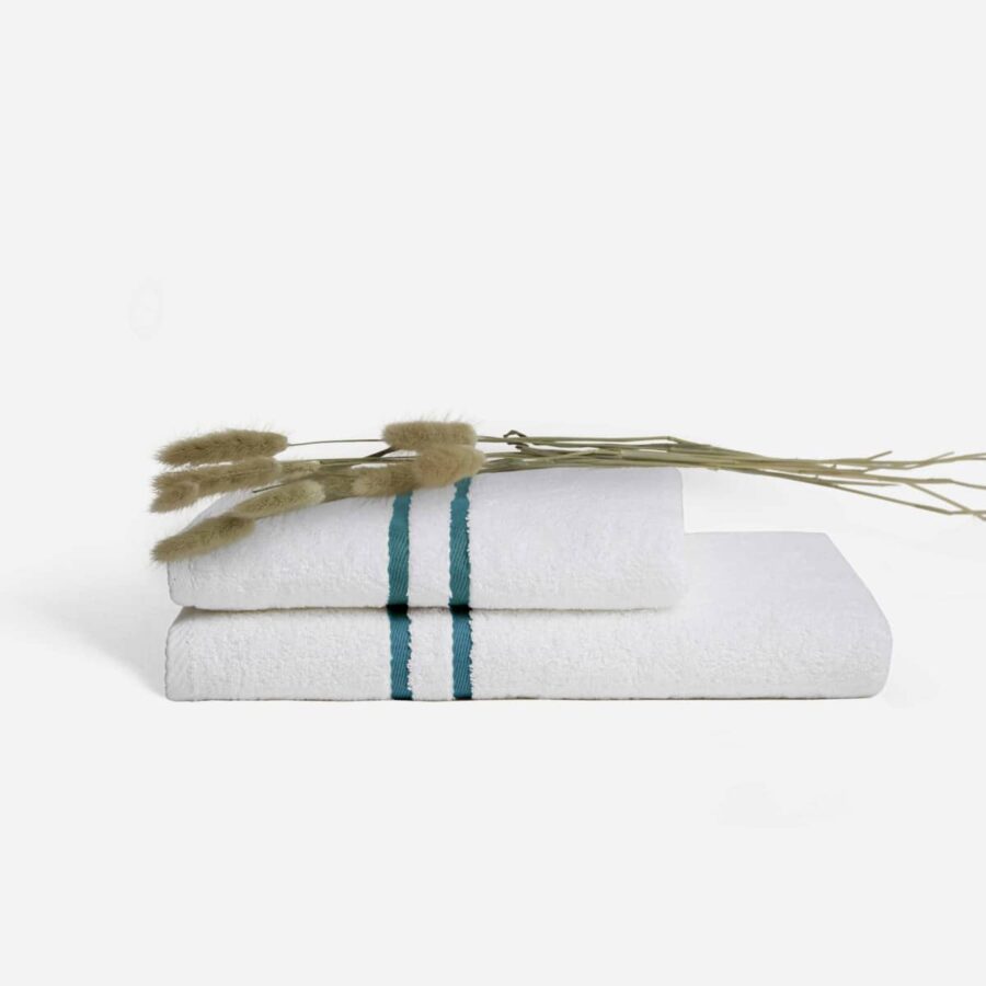 Set de douche composé d'une serviette de toilette et d'un drap de douche de couleur émeraude collection 8 millimètres avec fleurs de pampa