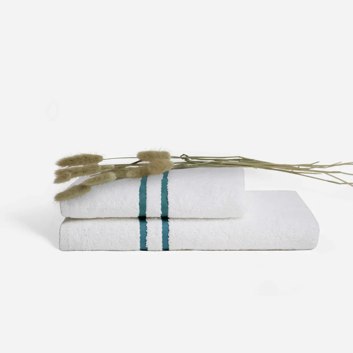 Set de douche composé d'une serviette de toilette et d'un drap de douche de couleur émeraude collection 8 millimètres avec fleurs de pampa