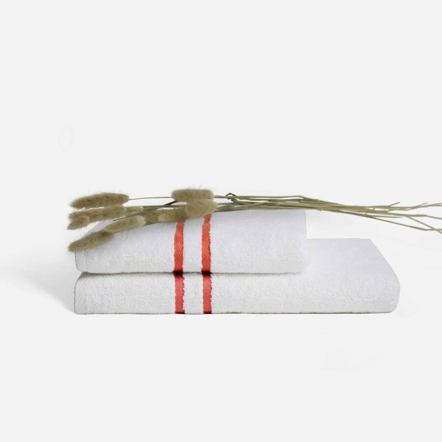 Set de douche composé d'une serviette de toilette et d'un drap de douche de couleur flamme collection 8 millimètres avec fleurs de pampa