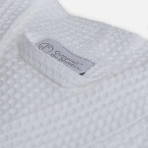Détail col et étiquette peignoir nid d'abeille col kimono couleur blanche collection grand hôtel en viscose de bambou