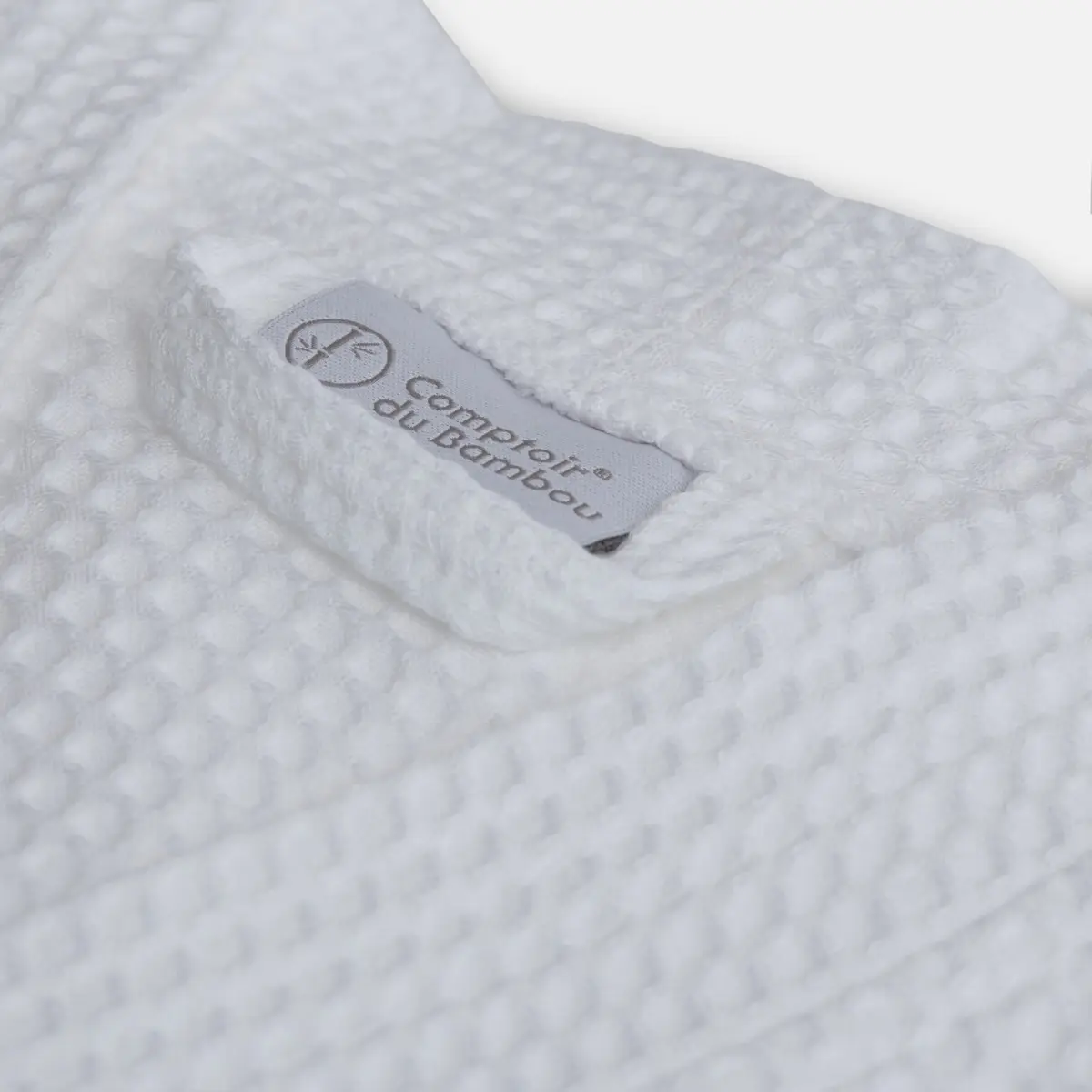 Détail col et étiquette peignoir nid d'abeille col kimono couleur blanche collection grand hôtel en viscose de bambou