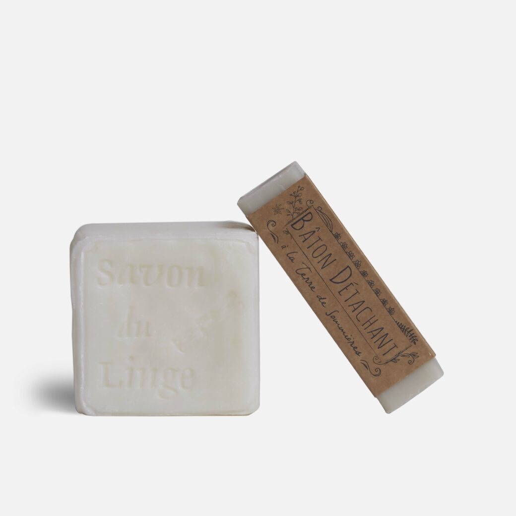 kit d'entretien pour le linge avec un savon à la saponnaire et un bâton détachant à la terre de sommières