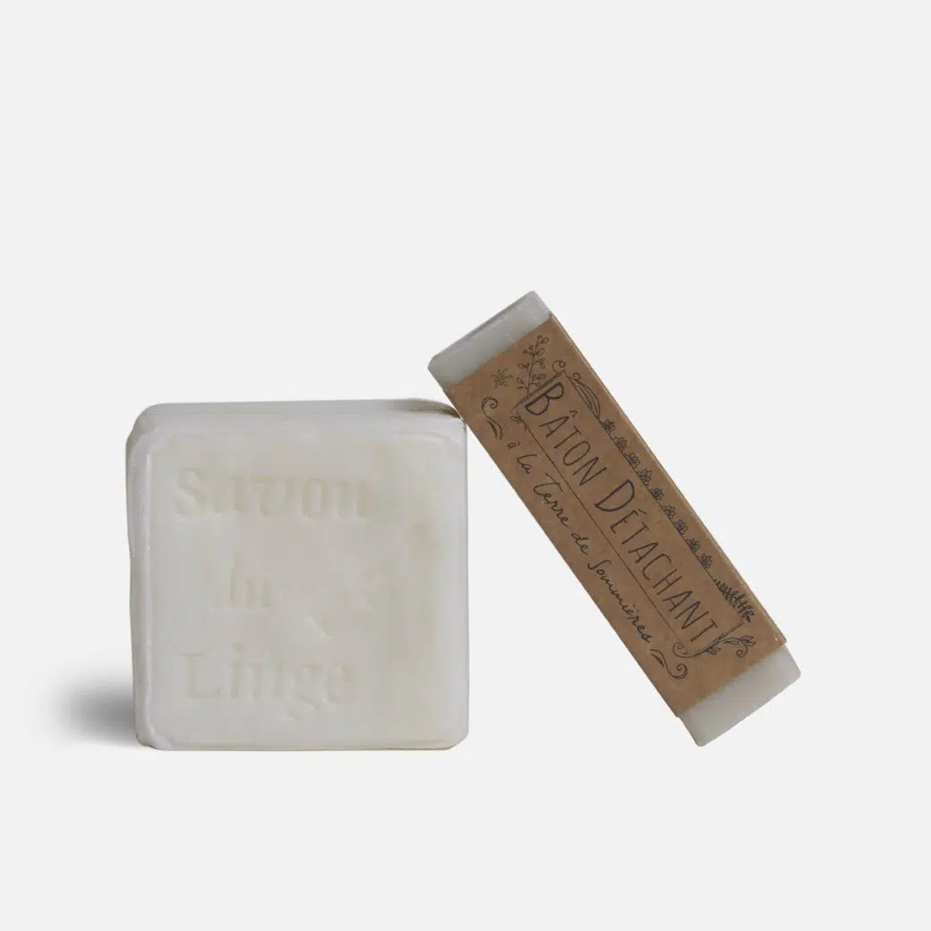 kit d'entretien pour le linge avec un savon à la saponnaire et un bâton détachant à la terre de sommières