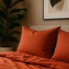 Gros plan sur la taie d’oreiller terracotta en tissu de bambou ultra doux.