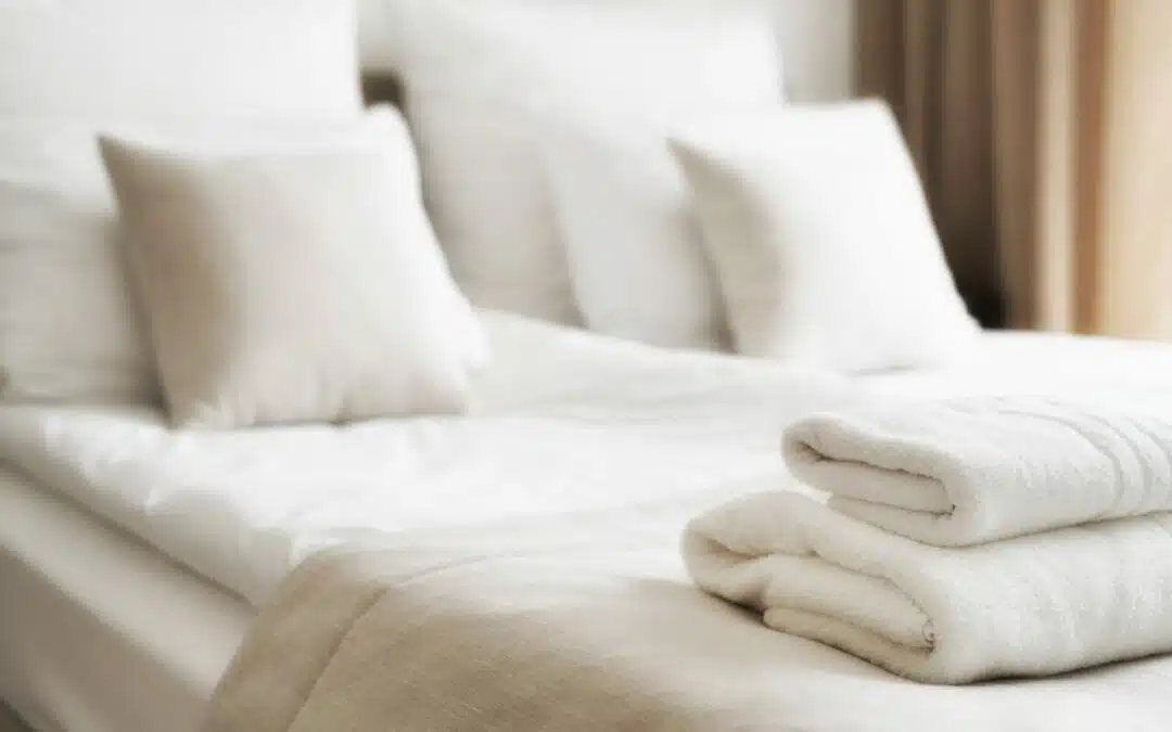Comment plier le linge de lit dans un hôtel pour optimiser l&rsquo;espace