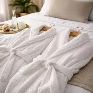 Peignoir haut de gamme type palace parisien, confort et élégance après la douche.