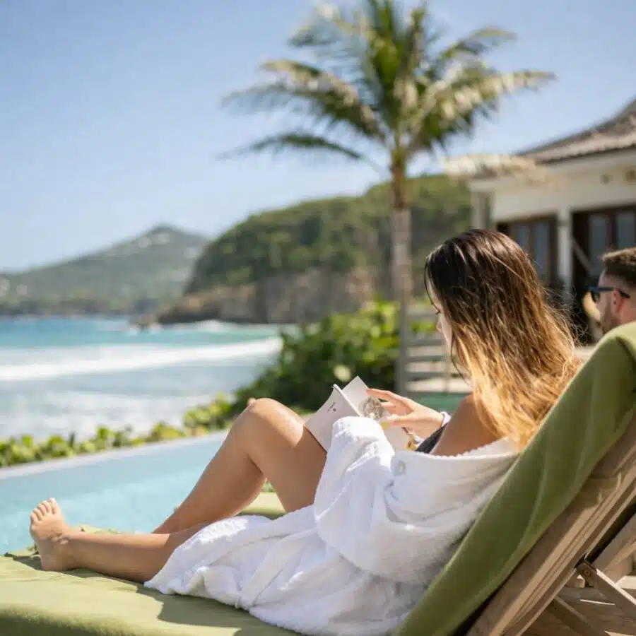 Peignoir blanc gaufré noué à la taille, porté dans une salle de bain en marbre, style hôtel de luxe.