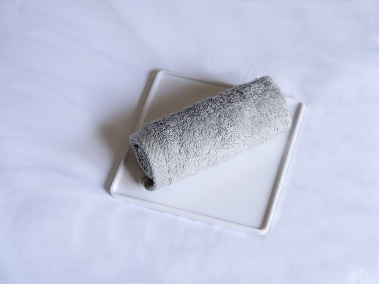 P1011554 Serviettes luxueuses en fibre de bambou digne des plus grands hôtels, combinant élégance et fonctionnalité pour une sensation de confort et de fraîcheur après le bain.