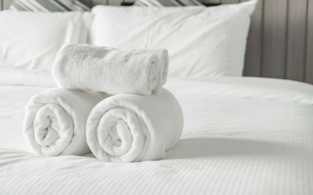 L&rsquo;Art du Pliage du Linge en Fibre de Bambou : Une Touche de Luxe dans l&rsquo;Hôtellerie
