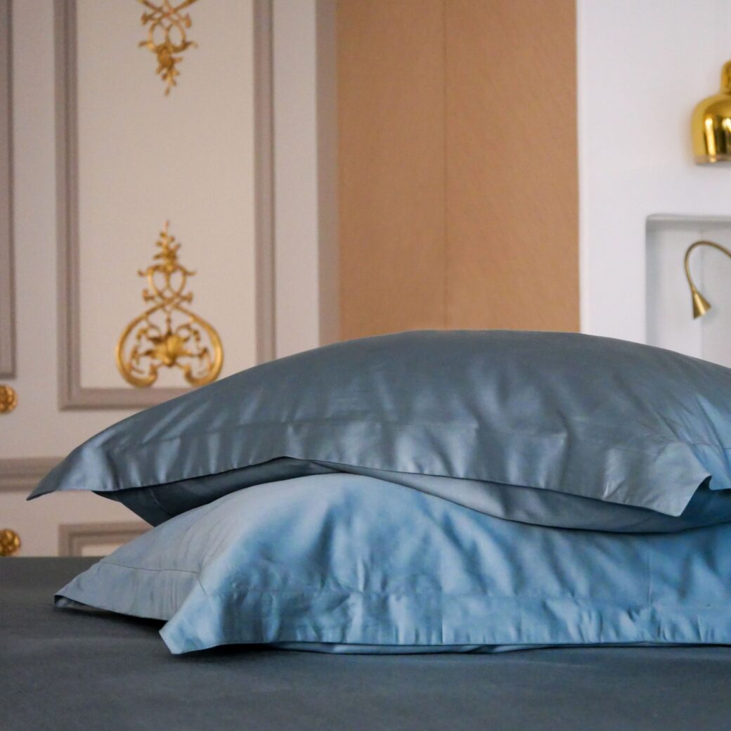 Oreillers de luxe en fibre de bambou, offrant un confort ultime et un soutien parfait pour une nuit de sommeil réparatrice.