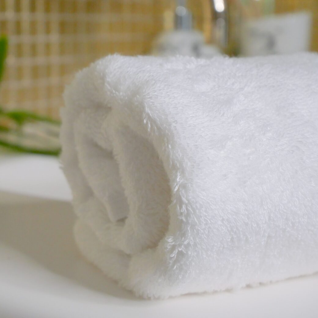 Image d'une serviette en bambou délicatement pliée sur un comptoir en marbre dans une salle de bain haut de gamme