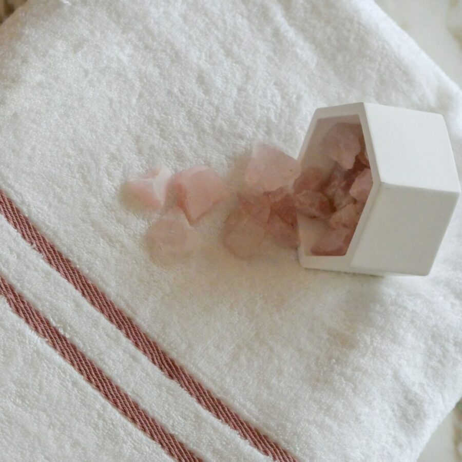 Vue rapprochée d'une serviette en bambou gracieusement disposée sur un support en marbre, ajoutant une touche d'élégance à une salle de bain moderne