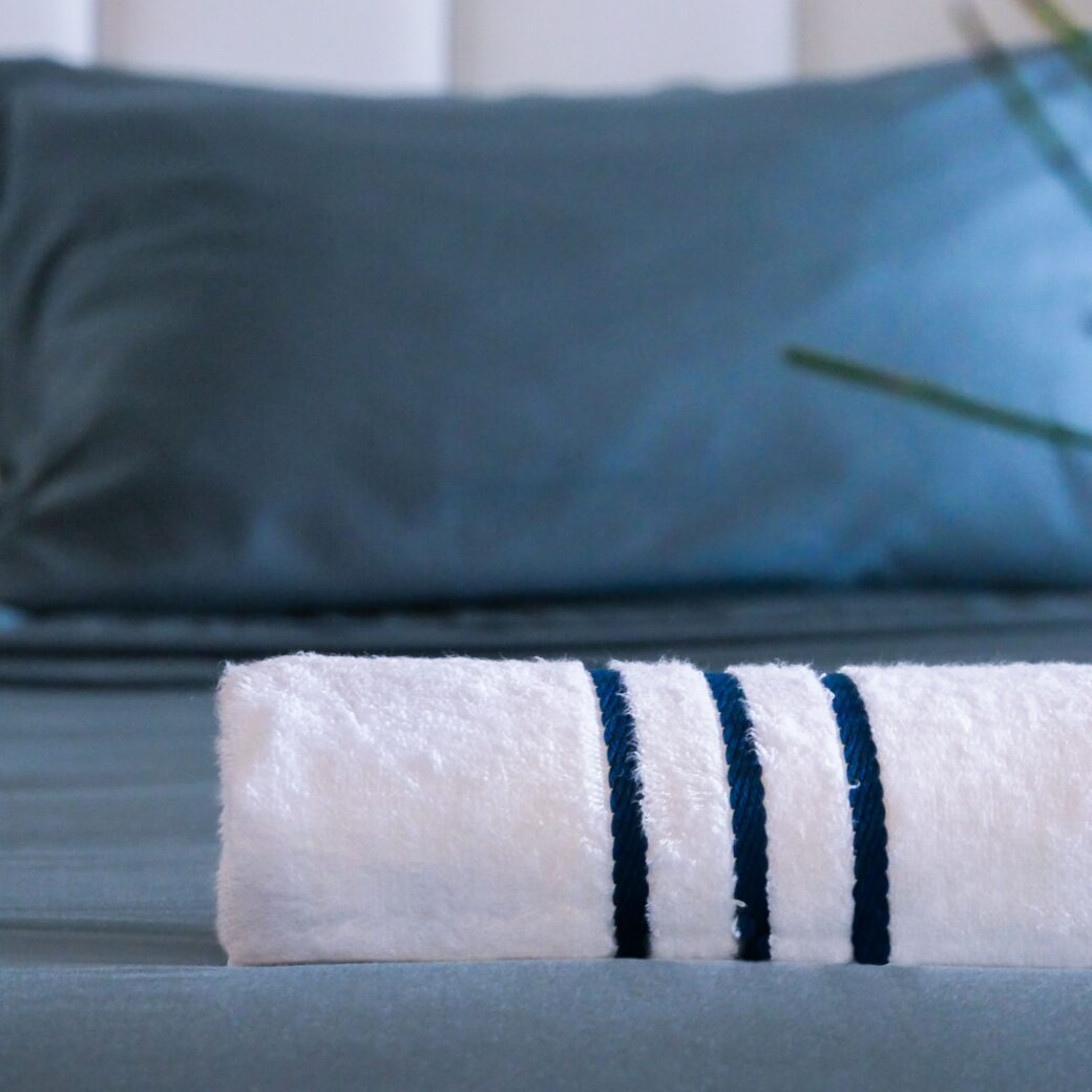 Linge de lit d'exception en fibre de bambou, offrant une douceur inégalée et une sensation de fraîcheur pour des nuits de sommeil luxueuses.