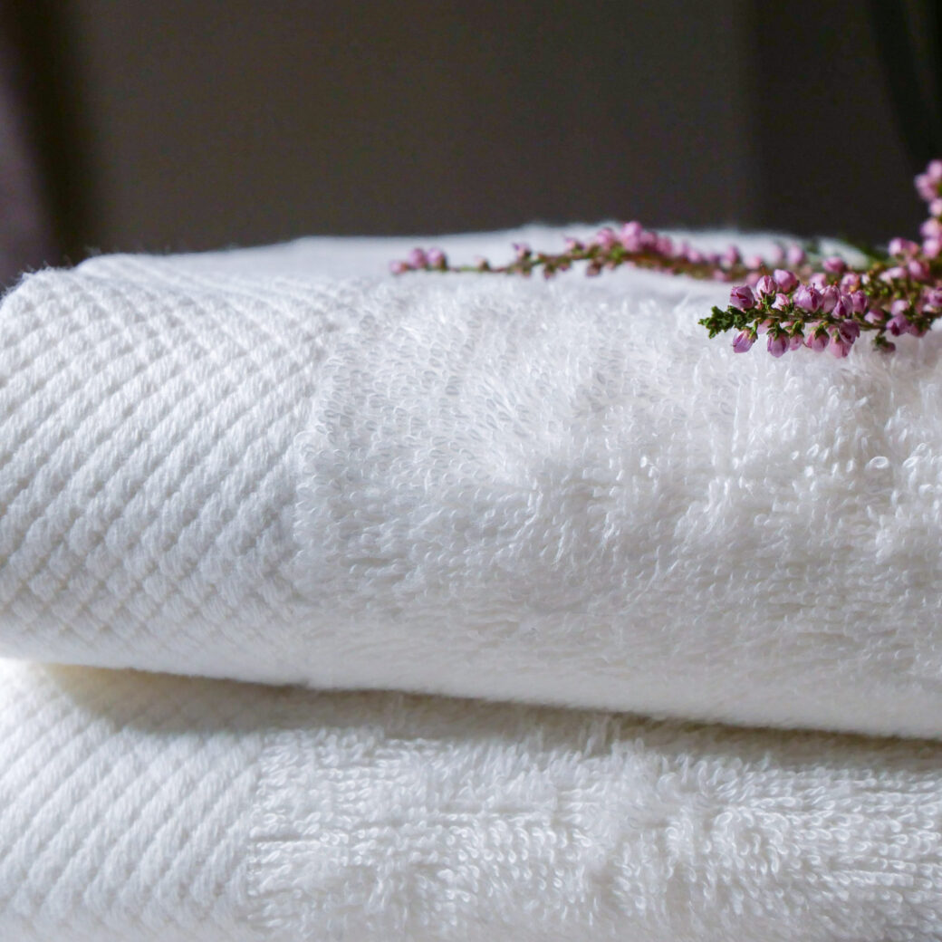 Serviettes de luxe en fibre de bambou, offrant une sensation de douceur et d'absorption supérieure pour une expérience de bain des plus agréables.