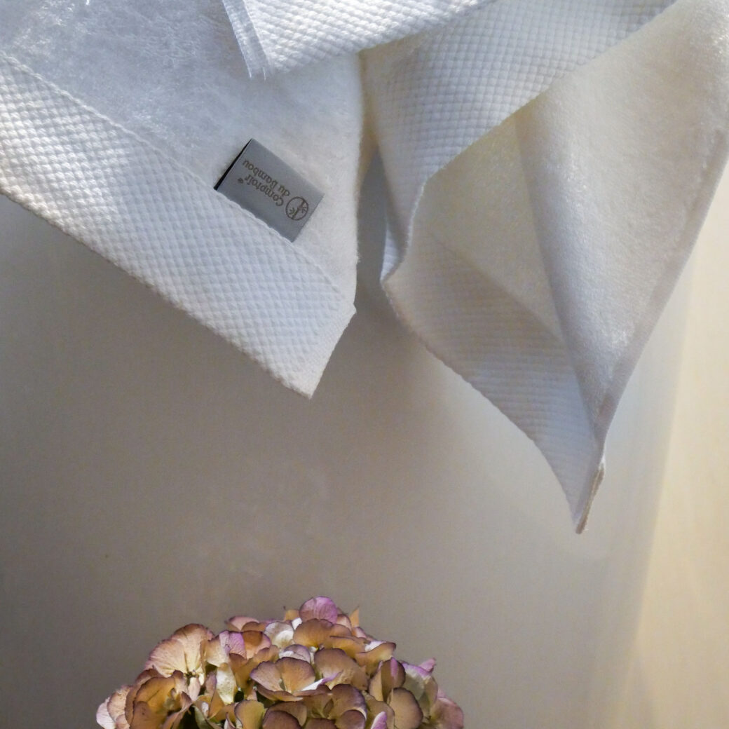Serviettes haut de gamme en fibre de bambou, procurant une sensation luxueuse de douceur et une capacité d'absorption exceptionnelle pour un confort ultime après le bain.