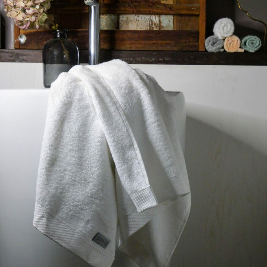 Serviettes de luxe en fibre de bambou, offrant une sensation de douceur et d'absorption supérieure pour une expérience de bain des plus agréables.