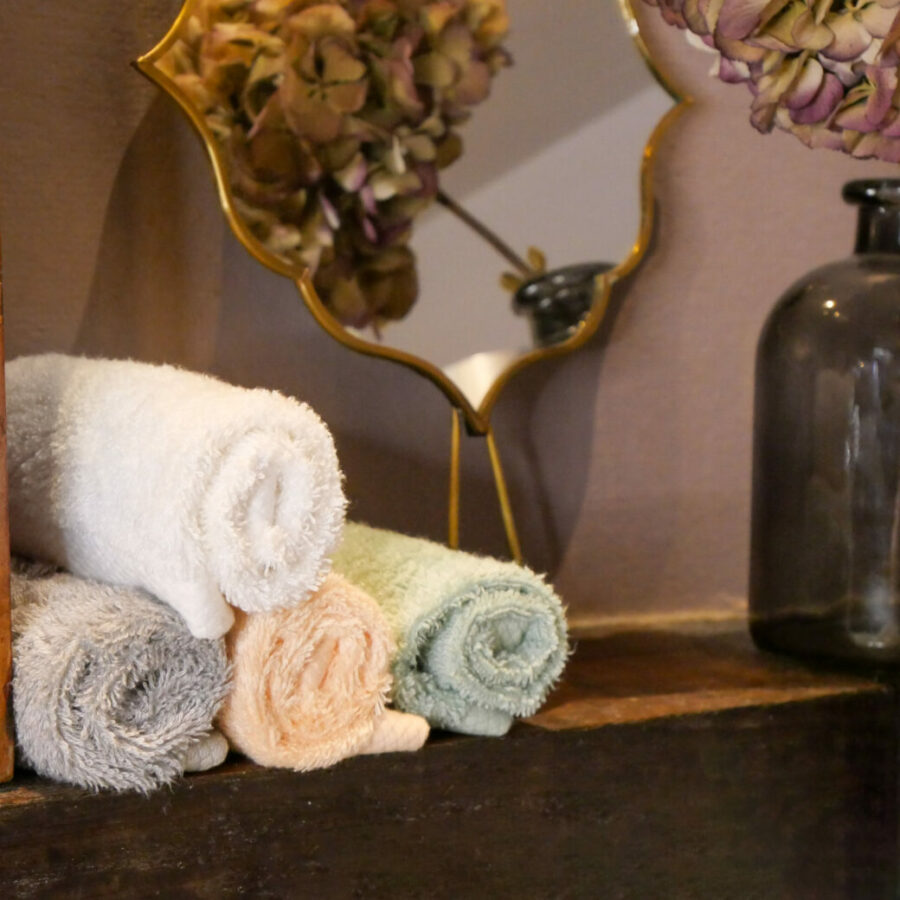 Vue détaillée de serviettes mains en fibre de bambou d'une qualité supérieure, offrant une expérience de séchage douce et délicate après chaque utilisation.