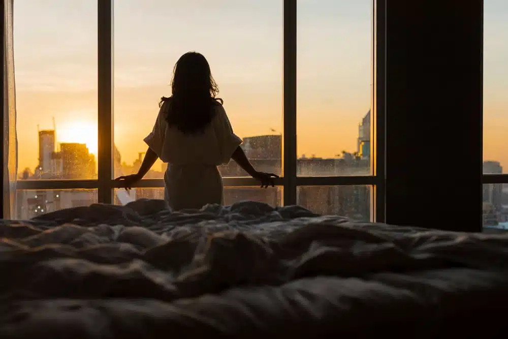 shutterstock_1863078790-1 Découvrez l'harmonie parfaite entre confort traditionnel et innovation moderne. Cette chambre d'hôtel incarne une nouvelle ère d'hospitalité. Des technologies intuitives se fondent discrètement dans un décor élégant, offrant une expérience de séjour à la fois novatrice et relaxante. Chaque détail, chaque commodité repensée, transforme votre repos en une expérience futuriste et exquise.
