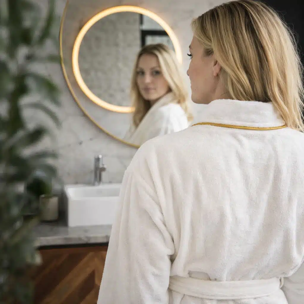 Peignoir en éponge col kimono à finition bleu nuit dans un cadre urbain élégant