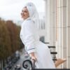 Femme en peignoir de luxe savourant un moment de calme en extérieur