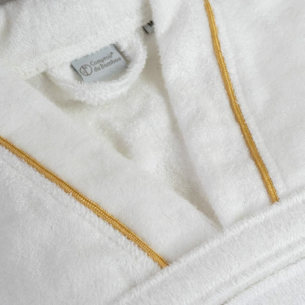 Éveillez vos sens avec notre peignoir de luxe en fibre de bambou. Doux comme une caresse, léger comme une plume, ce vêtement exquis offre une expérience sensorielle unique. Une invitation à l'opulence au quotidien.