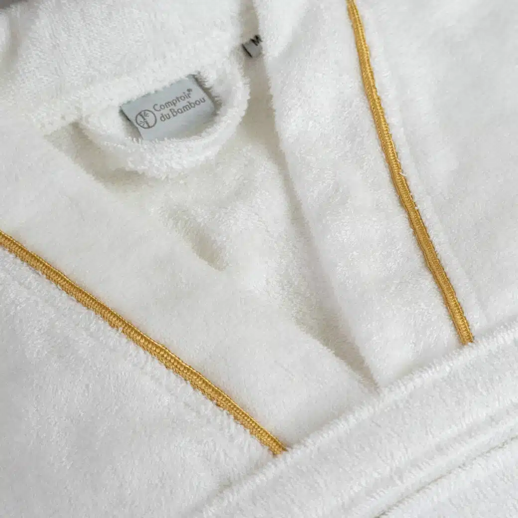 Éveillez vos sens avec notre peignoir de luxe en fibre de bambou. Doux comme une caresse, léger comme une plume, ce vêtement exquis offre une expérience sensorielle unique. Une invitation à l'opulence au quotidien.