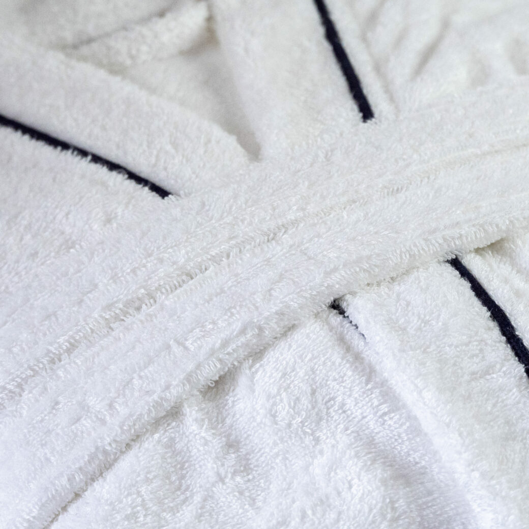 Transformez votre routine quotidienne en une expérience luxueuse avec notre peignoir en fibre de bambou. Chaque fibre caresse délicatement votre peau, offrant une sensation de douceur inégalée. Laissez-vous emporter par le confort et l'élégance, et créez votre propre oasis de bien-être à la maison.