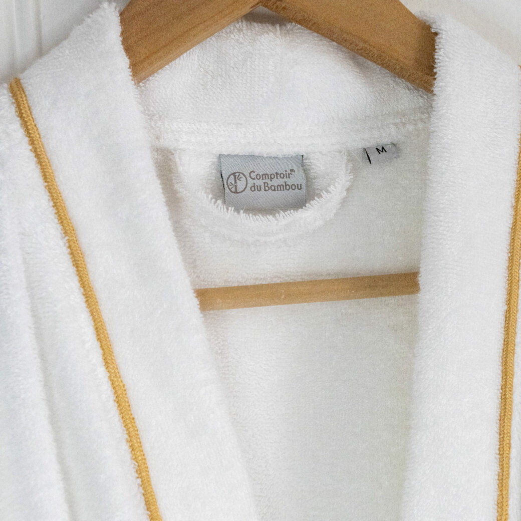 Laissez-vous choyer par le luxe au quotidien avec notre peignoir en fibre de bambou. Une harmonie parfaite entre le confort, la durabilité et le style. Savourez des moments de détente dans un vêtement aussi somptueux que votre bien-être.