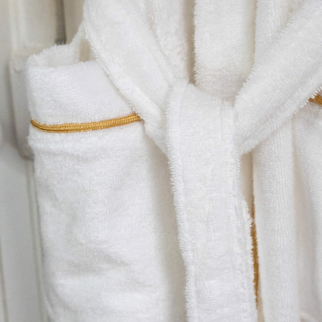 L'enveloppe parfaite de détente et de raffinement : notre peignoir en fibre de bambou. La texture soyeuse caresse votre peau, vous invitant à vous détendre dans une élégance décontractée. Un incontournable pour ceux qui recherchent le summum du luxe.
