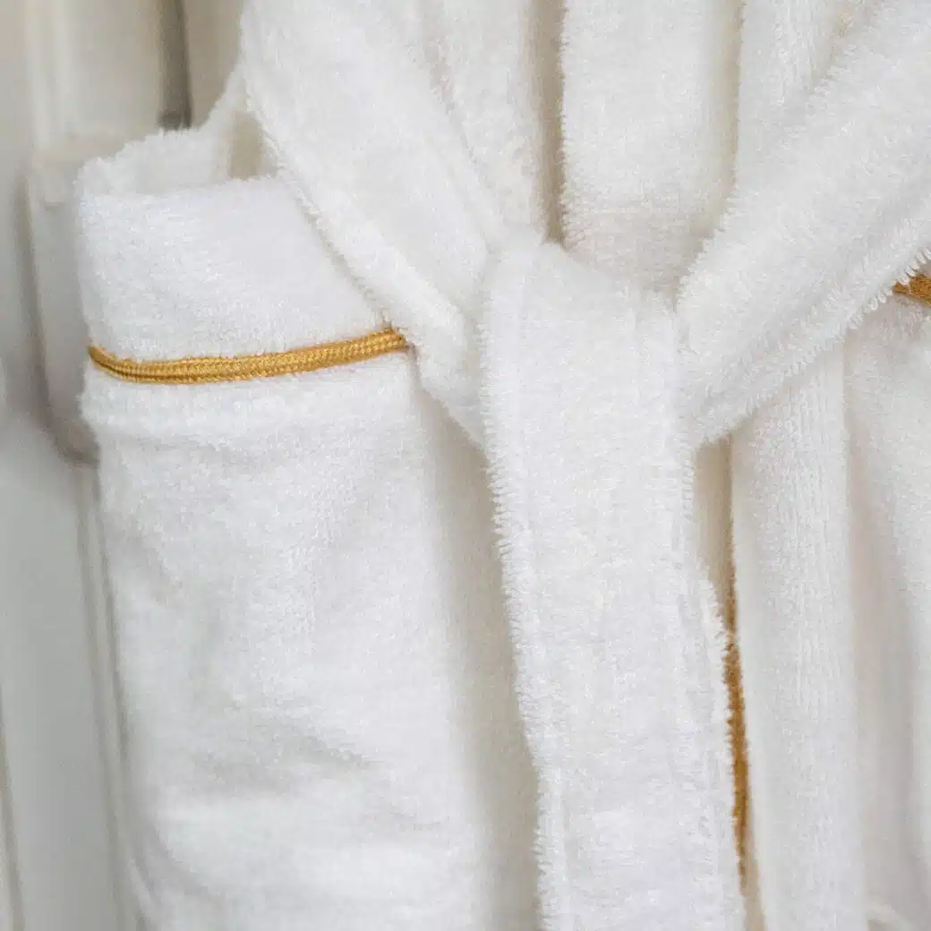L'enveloppe parfaite de détente et de raffinement : notre peignoir en fibre de bambou. La texture soyeuse caresse votre peau, vous invitant à vous détendre dans une élégance décontractée. Un incontournable pour ceux qui recherchent le summum du luxe.