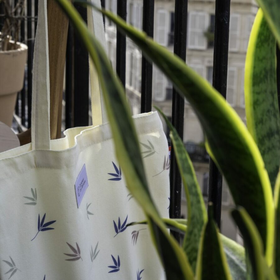 Un tote bag parfaitement organisé, regorgeant d'accessoires essentiels pour une journée bien remplie. Des clés, un téléphone portable, un livre et une bouteille d'eau sont soigneusement disposés à l'intérieur, prêts à être emportés lors de vos déplacements. Que ce soit pour une promenade en ville, une journée de shopping ou une escapade spontanée, ce tote bag est votre compagnon idéal, alliant praticité et style avec élégance.