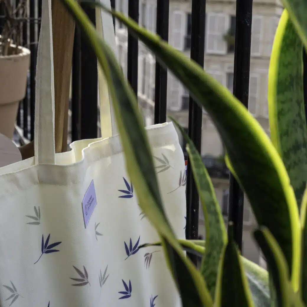 Un tote bag parfaitement organisé, regorgeant d'accessoires essentiels pour une journée bien remplie. Des clés, un téléphone portable, un livre et une bouteille d'eau sont soigneusement disposés à l'intérieur, prêts à être emportés lors de vos déplacements. Que ce soit pour une promenade en ville, une journée de shopping ou une escapade spontanée, ce tote bag est votre compagnon idéal, alliant praticité et style avec élégance.