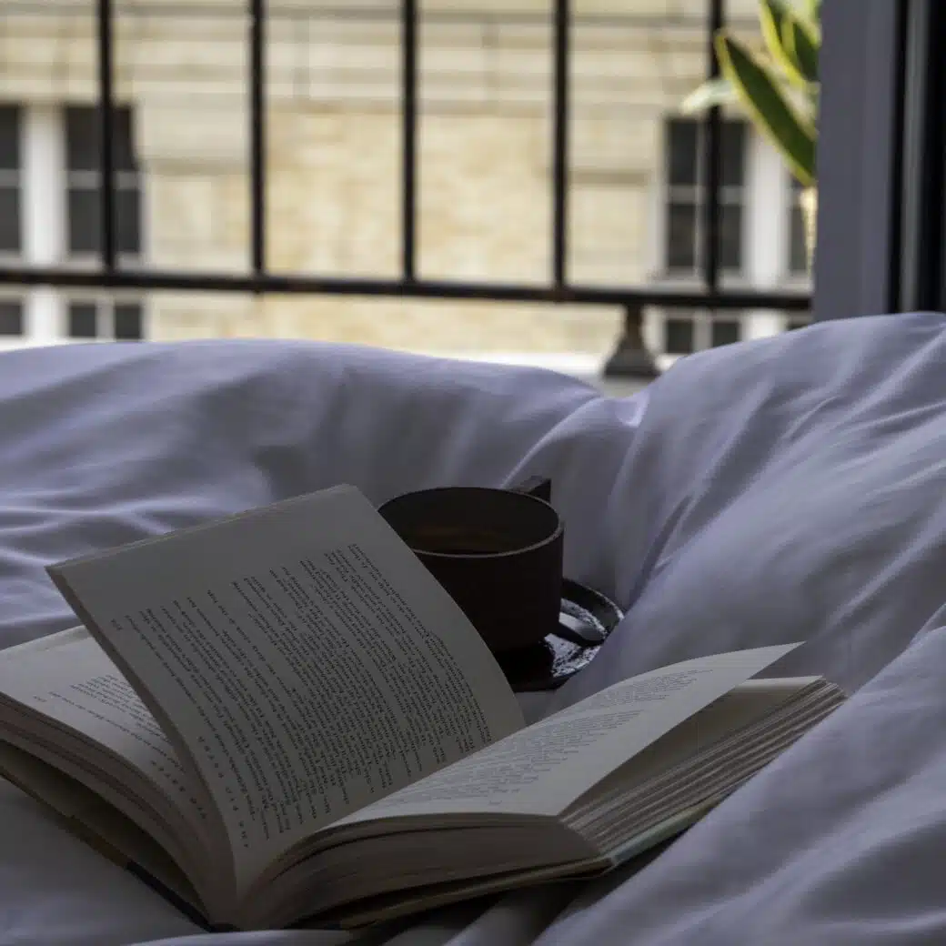 Plongez dans le luxe ultime avec notre collection de linge de lit haut de gamme, un symbole d'élégance intemporelle. Dans cet appartement parisien somptueux et baigné de lumière, chaque détail respire le raffinement. Imaginez-vous en train de déguster un café exquis et de vous plonger dans un livre captivant, enveloppé dans nos draps en percale de coton doux et nos couettes moelleuses remplies de microgel. Laissez-vous transporter par le confort incomparable de notre literie de luxe, conçue pour vous offrir des nuits de sommeil inoubliables, dans un cadre aussi luxueux que celui de la Ville Lumière