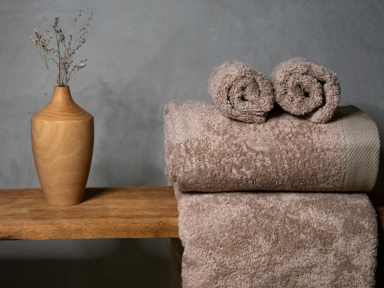 Serviettes de bain en fibre de bambou, douces et luxueuses, parfaites pour une expérience de bien-être dans votre oasis de luxe.