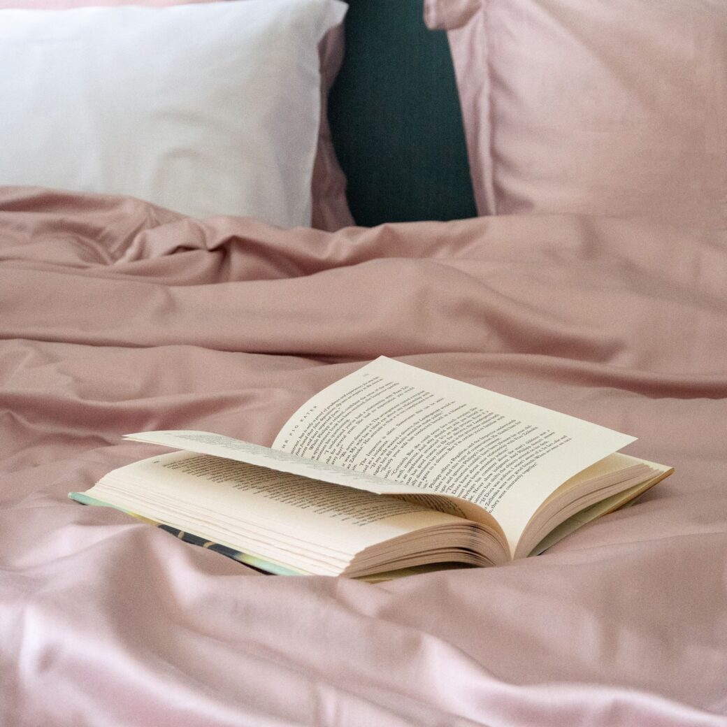 Enveloppez-vous dans le luxe ultime avec notre collection de linge de lit en satin de bambou. Découvrez la douceur incomparable de notre taie d'oreiller, la sophistication de notre housse de couette et le confort sans pareil de notre drap housse. Fabriqués avec soin et attention dans un hôtel de luxe, ces pièces exquises offrent une expérience de sommeil inégalée. Plongez dans le confort et l'élégance avec notre linge de lit en satin de bambou, pour des nuits de repos inoubliables.