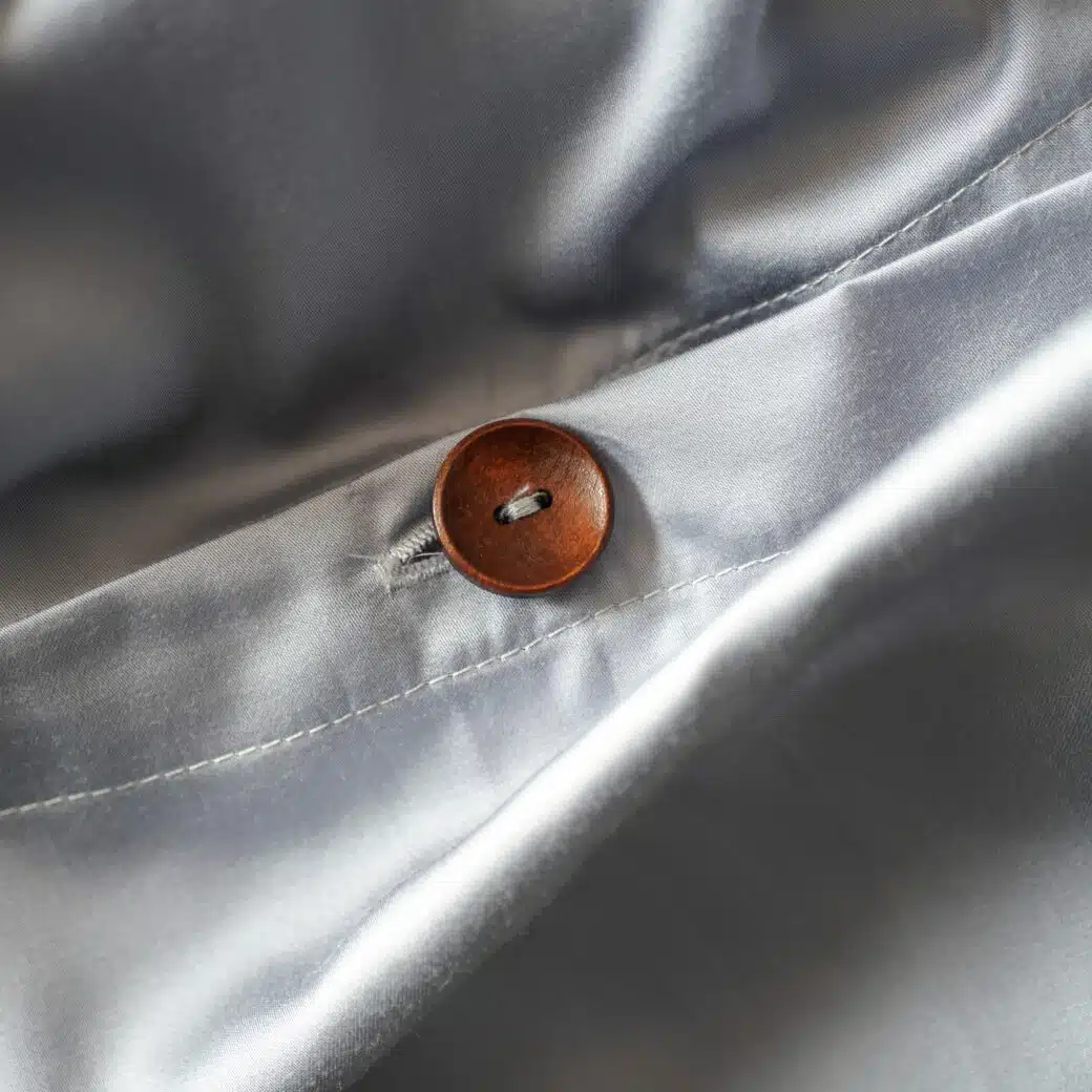 Plongez dans un océan de confort et de luxe avec notre gamme exclusive de linge de lit en satin de bambou, immortalisée dans l'intimité d'un hôtel de prestige. Laissez-vous emporter par la sensation enveloppante de notre taie d'oreiller, la sophistication sans pareille de notre housse de couette et la délicatesse de notre drap housse. Ces pièces d'exception, témoins d'un savoir-faire artisanal exquis, promettent des nuits de sommeil inoubliables. Élevez votre expérience de repos avec notre linge de lit en satin de bambou, pour des moments de pure félicité dans le luxe absolu.