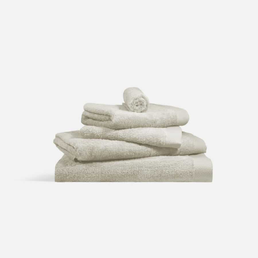 Plongez dans le luxe avec notre serviette en ivoire. Conçue à partir des matériaux les plus prestigieux, elle offre une douceur exquise et une absorption remarquable. Sa couleur ivoire élégante et ses détails raffinés apportent une note de sophistication à votre espace de bain. Vivez une expérience de confort suprême et de style distingué à chaque utilisation. Idéale pour ceux qui exigent l'excellence au quotidien.