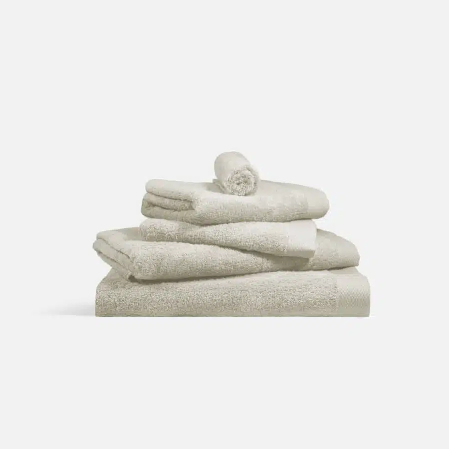 Plongez dans le luxe avec notre serviette en ivoire. Conçue à partir des matériaux les plus prestigieux, elle offre une douceur exquise et une absorption remarquable. Sa couleur ivoire élégante et ses détails raffinés apportent une note de sophistication à votre espace de bain. Vivez une expérience de confort suprême et de style distingué à chaque utilisation. Idéale pour ceux qui exigent l'excellence au quotidien.