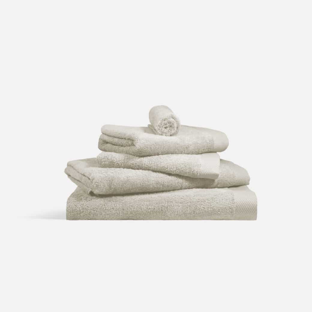 SET BLC Plongez dans le luxe avec notre serviette en ivoire. Conçue à partir des matériaux les plus prestigieux, elle offre une douceur exquise et une absorption remarquable. Sa couleur ivoire élégante et ses détails raffinés apportent une note de sophistication à votre espace de bain. Vivez une expérience de confort suprême et de style distingué à chaque utilisation. Idéale pour ceux qui exigent l'excellence au quotidien.