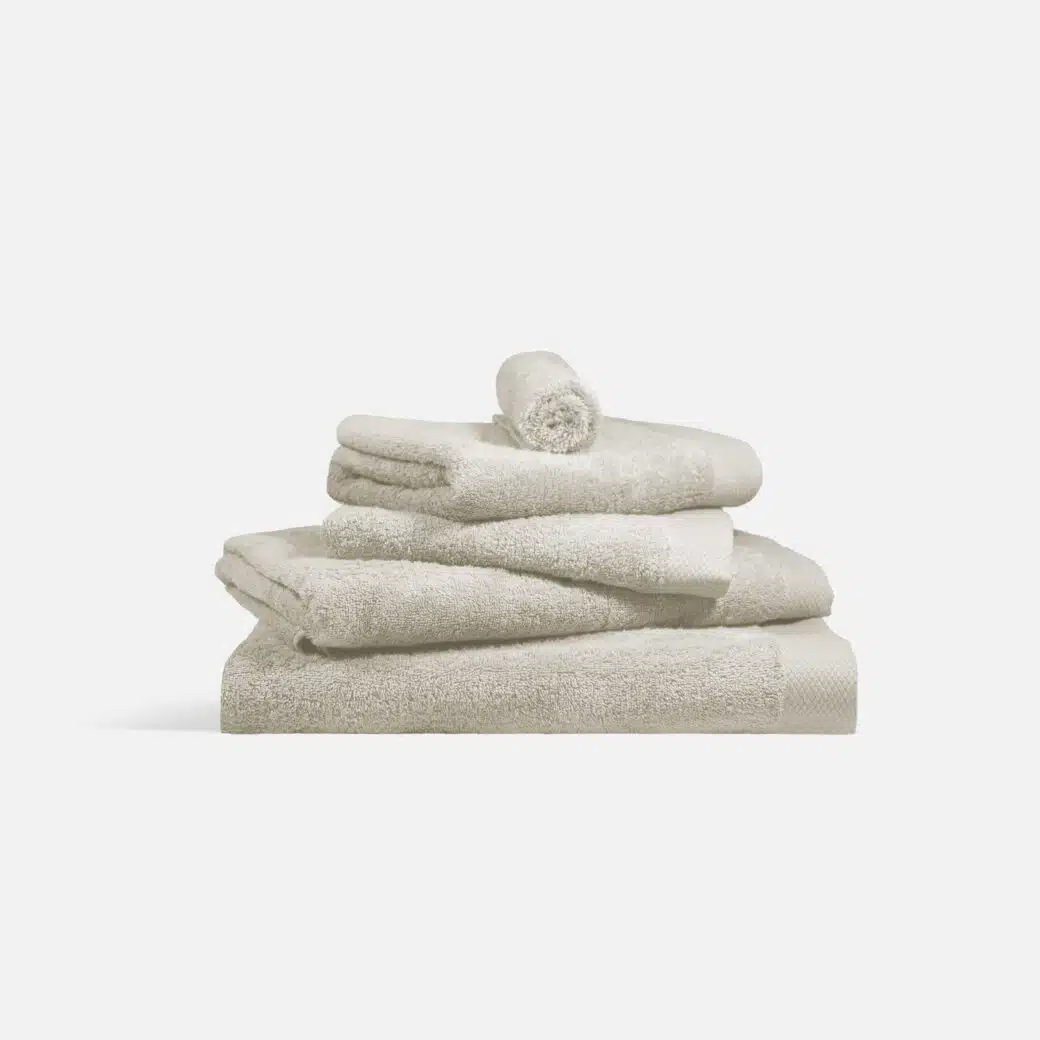 Plongez dans le luxe avec notre serviette en ivoire. Conçue à partir des matériaux les plus prestigieux, elle offre une douceur exquise et une absorption remarquable. Sa couleur ivoire élégante et ses détails raffinés apportent une note de sophistication à votre espace de bain. Vivez une expérience de confort suprême et de style distingué à chaque utilisation. Idéale pour ceux qui exigent l'excellence au quotidien.