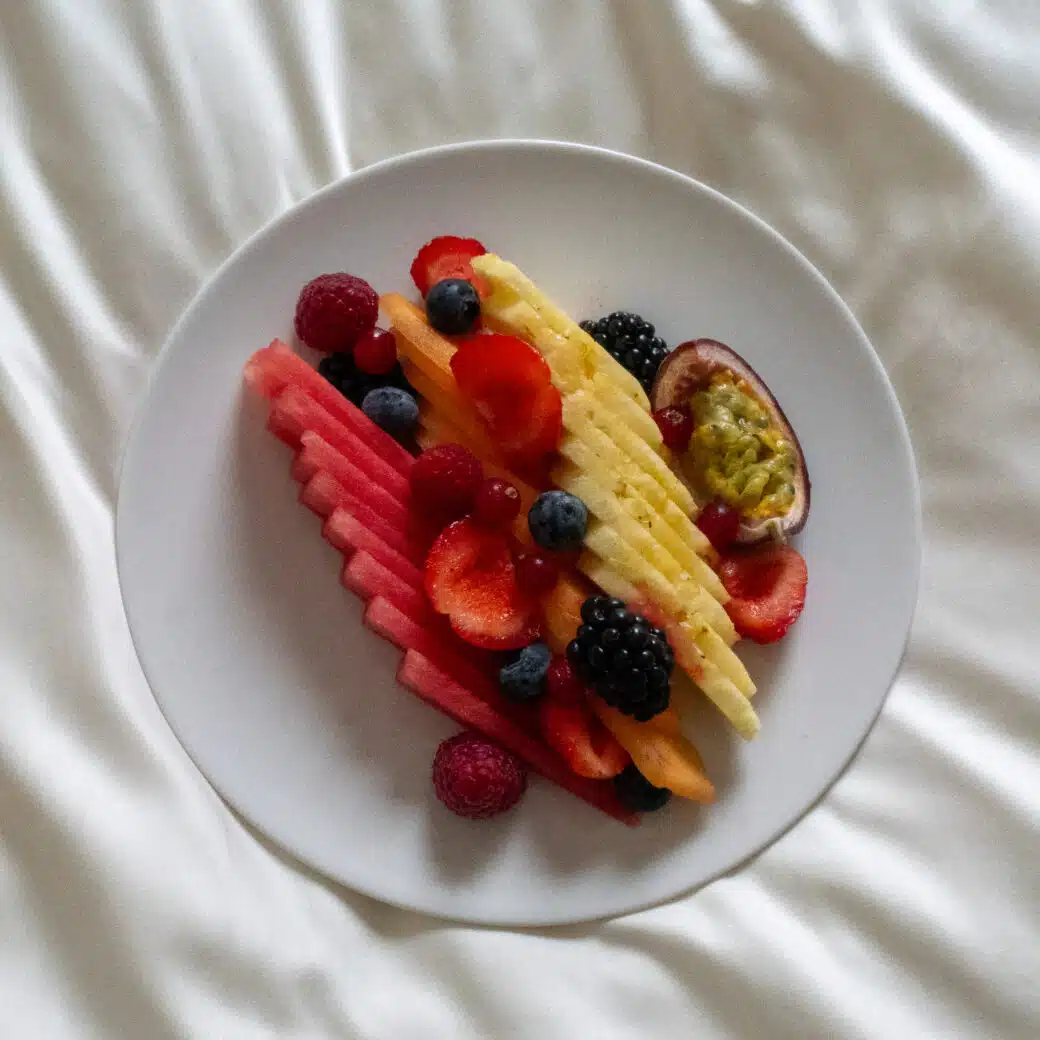 Chambre d'hôtel de luxe équipée de linge de maison en bambou de Comptoir du Bambou, illustrant les choix écoresponsables en matière de décoration et de confort.