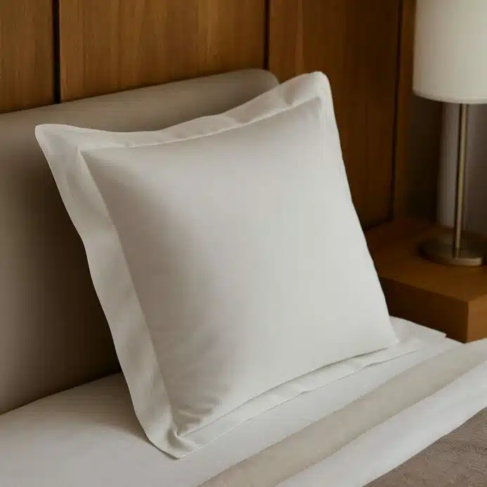 Zoom sur la texture du satin de bambou, montrant la finesse des fibres et la brillance naturelle du tissu.