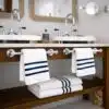 IMG324 Drap de bain design Comptoir du Bambou, linge blanc haut de gamme aux rayures subtiles